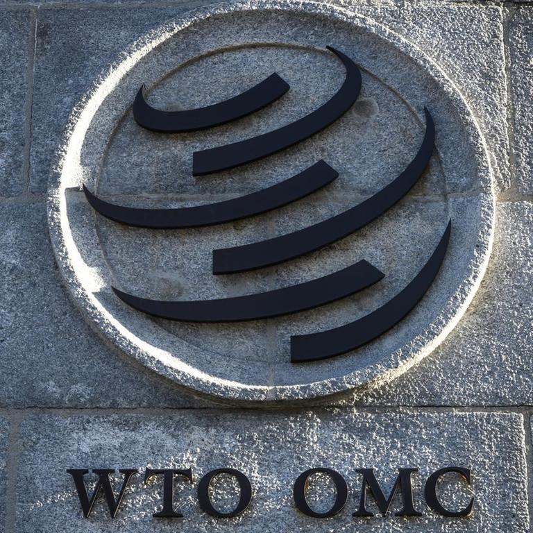 Das Logo der Welthandelsorganisation WTO am Hauptsitz der Organisation in Genf