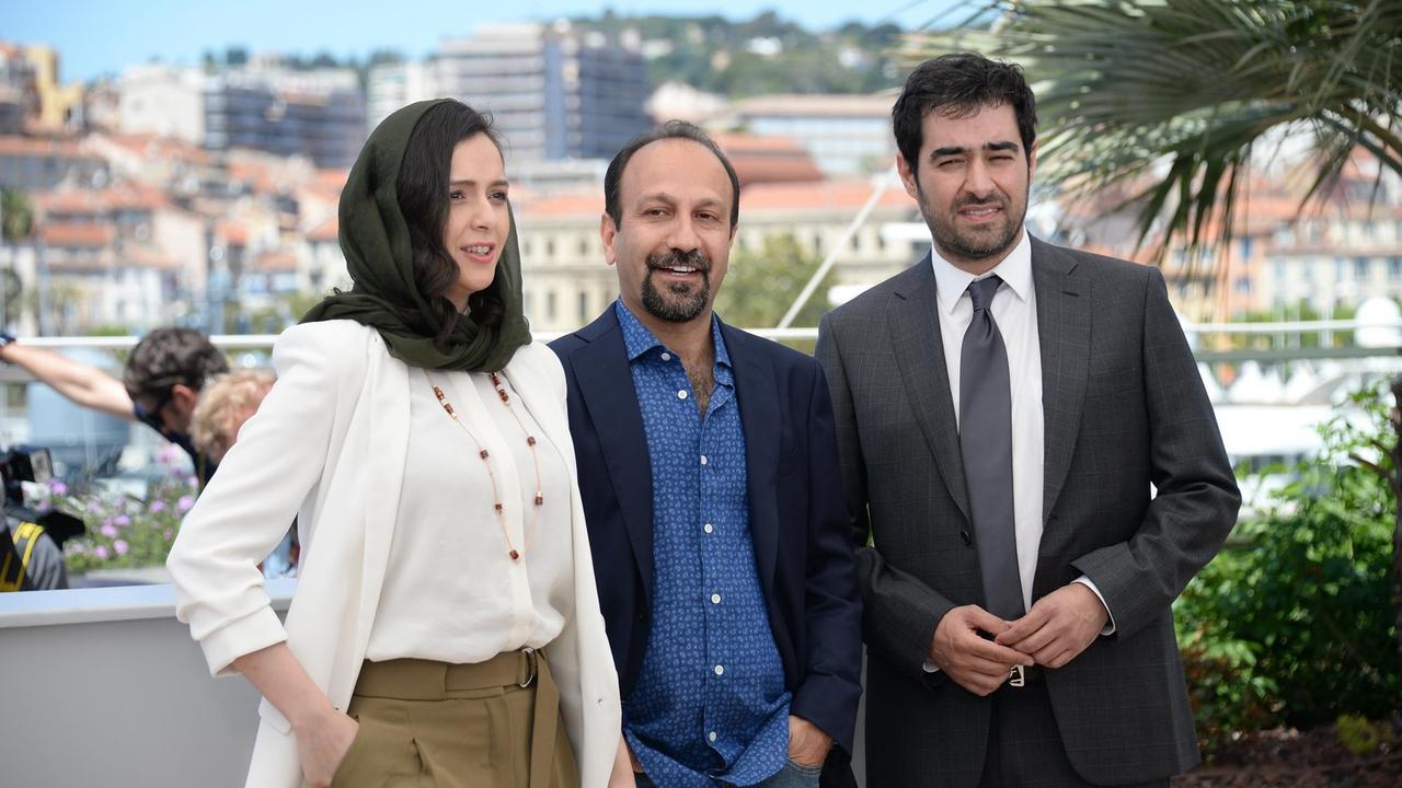 Der iranische Schauspieler Shahab Hosseini (r.) bei den Filmfestspielen in Cannes mit seiner Kollegin Ekaterina Chesnokova und Regisseur Asghar Farhadi