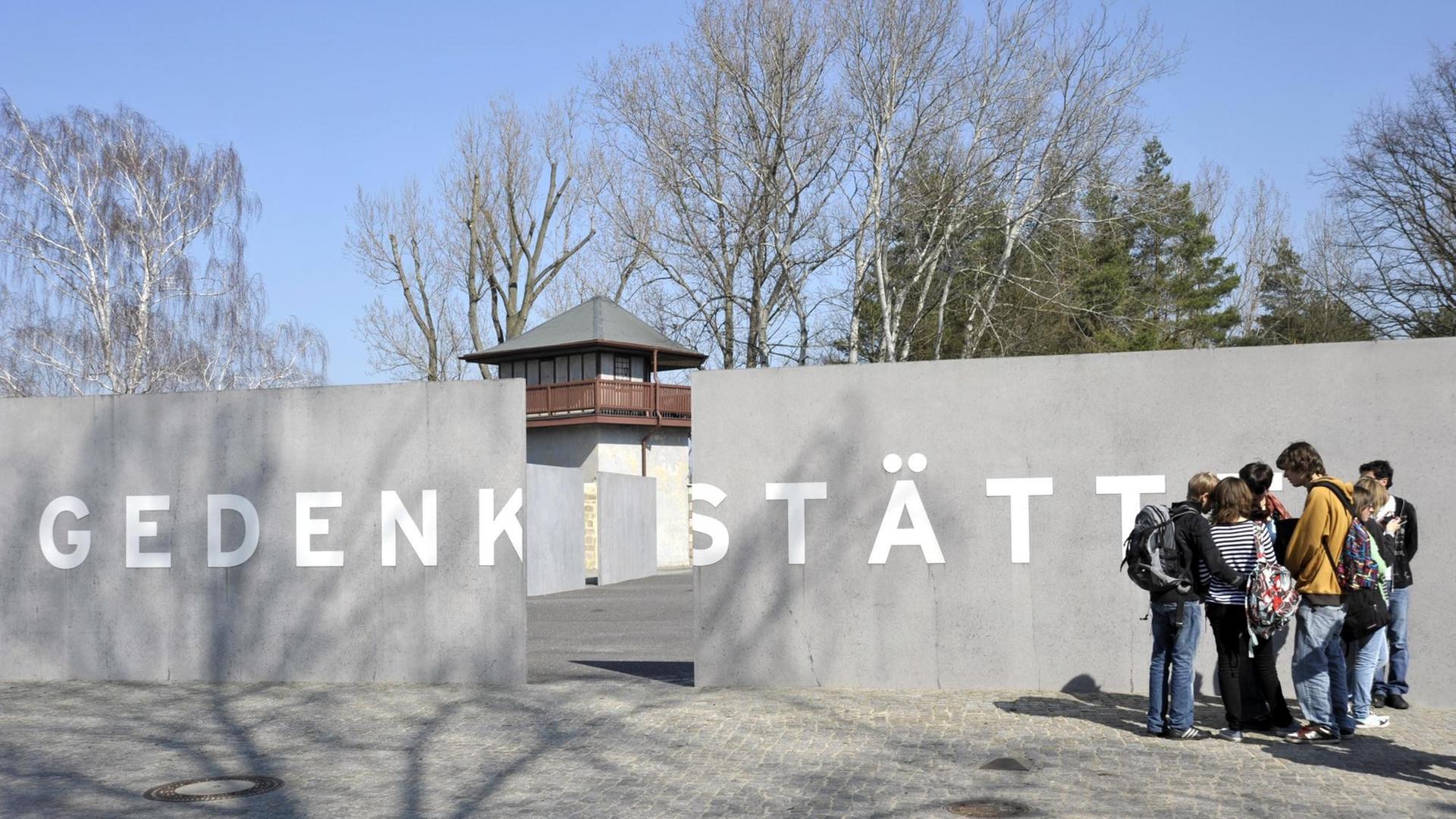 Schulklasse an der Gedenkstätte, Konzentrationslager Sachsenhausen, Oranienburg, Brandenburg, Deutschland, Europa.