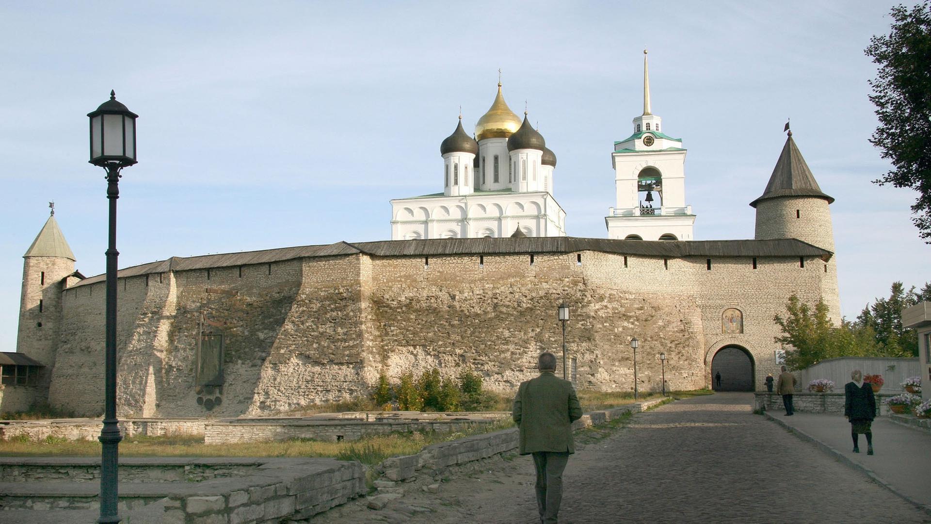 Der Kreml und die Dreifaltigkeitskathedrale in Pskow in Nordwestrussland.