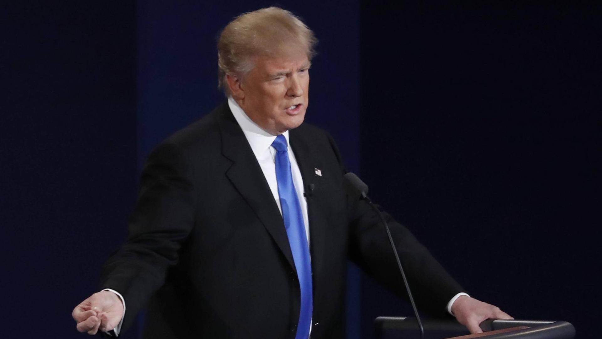 Donald Trump spricht am Rednerpult während der TV-Debatte