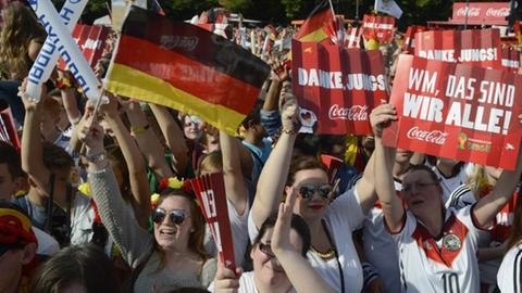 Fans warten auf die deutsche Nationalmannschaft am Brandenburger Tor