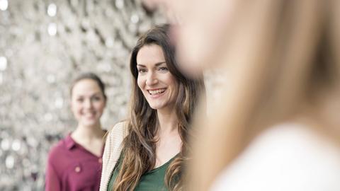 Portrait of laughing businesswoman with coworkers in a foyer model released Symbolfoto property released PUBLICATIONxINxGERxSUIxAUTxHUNxONLY PESF00540 Portrait of Laughing Business Woman With coworker in a Foyer Model released Symbolic image Property released PUBLICATIONxINxGERxSUIxAUTxHUNxONLY PESF00540
