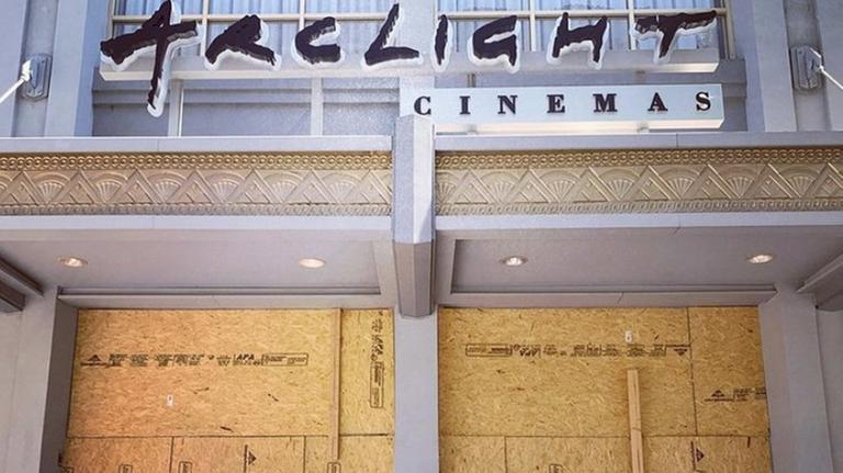 Zwei große verrammelte Türen des Kinos Arclight in LA.