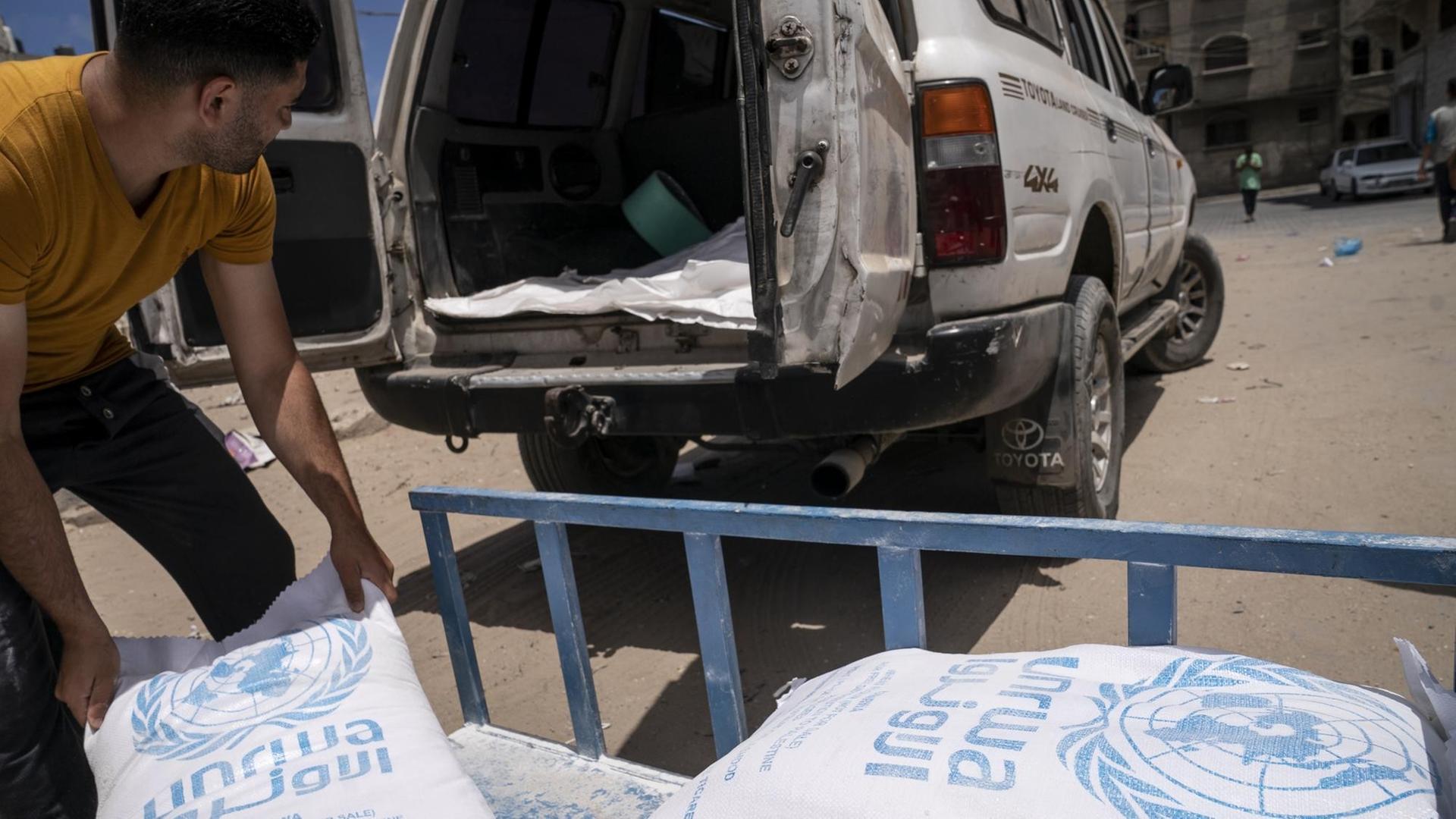 Palästinensische Autonomiegebiete, Gaza: Säcke mit Lebensmitteln der Vereinten Nationen werden auf einen Anhänger geladen.