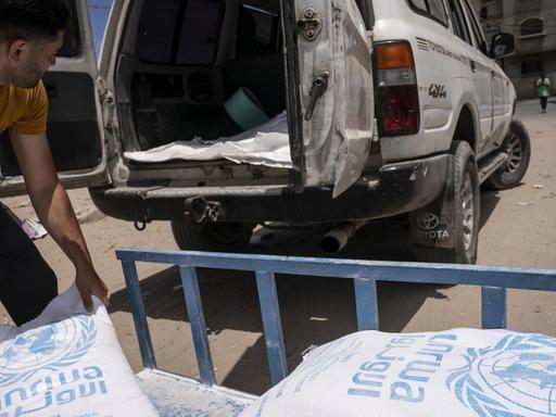 Palästinensische Autonomiegebiete, Gaza: Säcke mit Lebensmitteln der Vereinten Nationen werden auf einen Anhänger geladen.