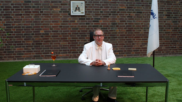 Konzeptkünstler Peter Kees an einem Schreibtisch.