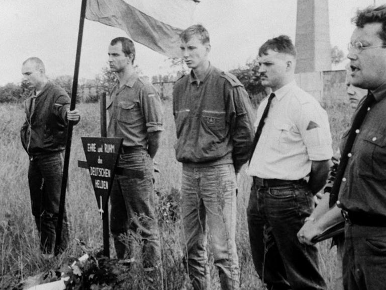 Neo-Nazis aus Ost-Berlin am ehemaligen KZ Sachsenhausen, 1990. Die Gedenkstätte für die Opfer des Faschismus hat Neo-Nazis und Skinheads als Wallfahrtsort gedient.