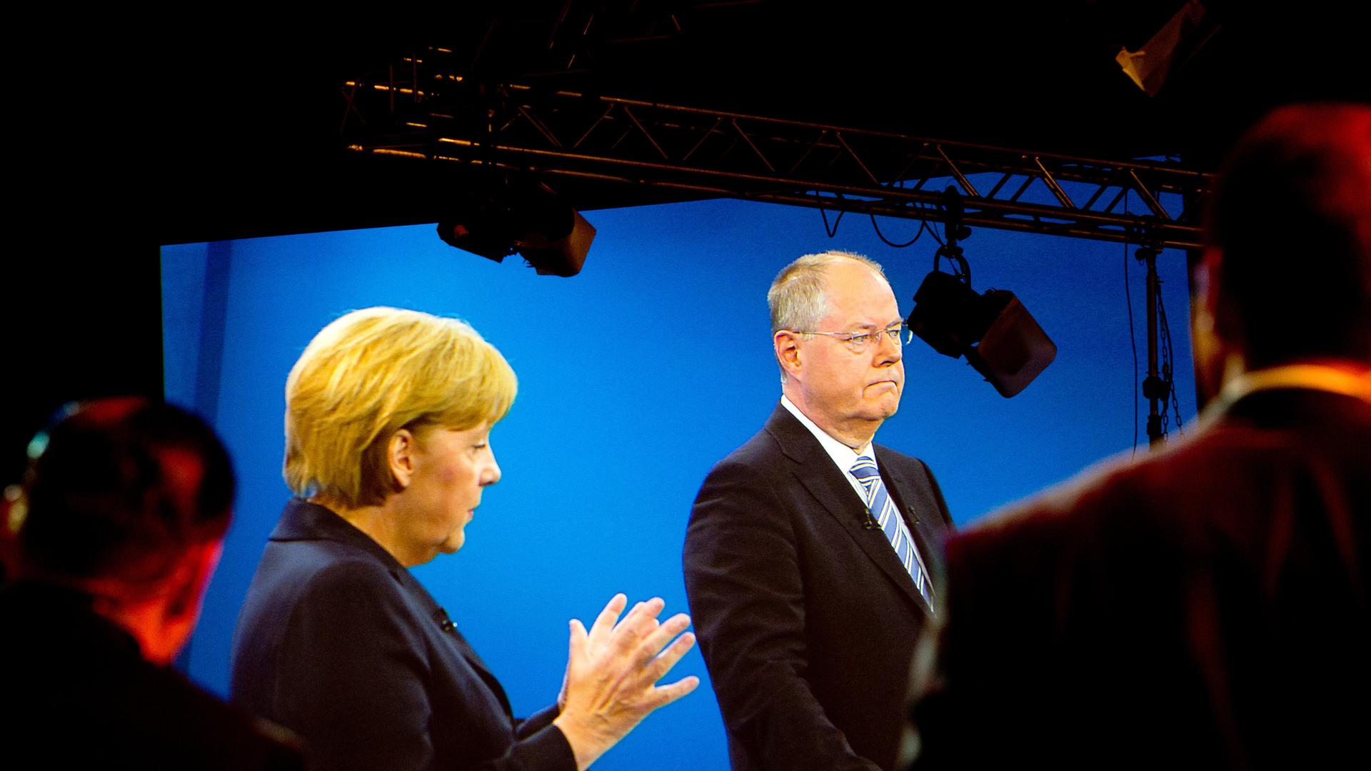 Bundeskanzlerin Angela Merkel (CDU) kommt am 01.09.2013 zum einzigen TV-Duell der Kanzlerkandidaten vor der Bundestagswahl ins Fernsehstudio in Berlin-Adlershof. Foto:Maurizio Gambarini/dpa
Der SPD-Spitzenkandidat Peer Steinbrück kommt am 01.09.2013 zu Bundeskanzlerin Angela Merkel (CDU) kommt am 01.09.2013 zum einzigen TV-Duell der Kanzlerkandidaten vor der Bundestagswahl ins Fernsehstudio in Berlin-Adlershof. Foto:Maurizio Gambarini/dpa
Der SPD-Spitzenkandidat Peer Steinbrück kommt am 01.09.2013 zu