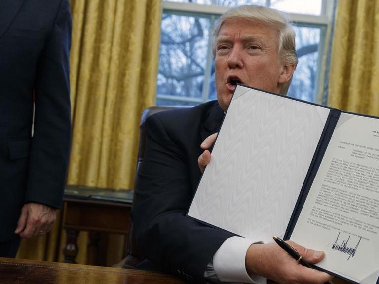 US-Präsident Donald Trump mit dem Dekret zum Ausstieg aus dem Handelsabkommen TPP
