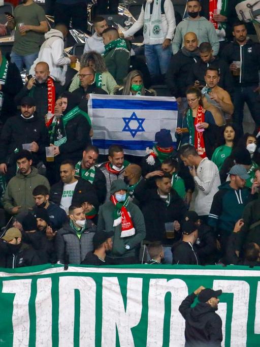 Fans von Maccabi Haifa schwenken im Gästefanblock die israelische Flagge
