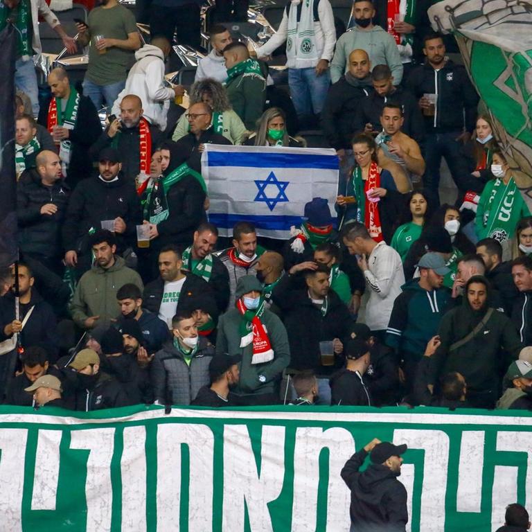 Fans von Maccabi Haifa schwenken im Gästefanblock die israelische Flagge