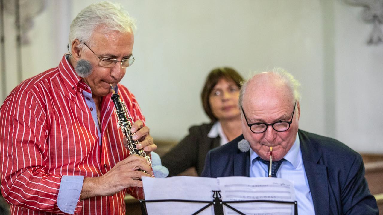 Claus Hipp mit seinem Freund, dem Georgier George Kobulashvili. Beide spielen im Münchner Behördenorchester Oboe. Bei einer privaten Probe in der Wallfahrtskirche Herrnrast üben sie ein Stück für ein Konzert, das beide in Georgien geben werden.