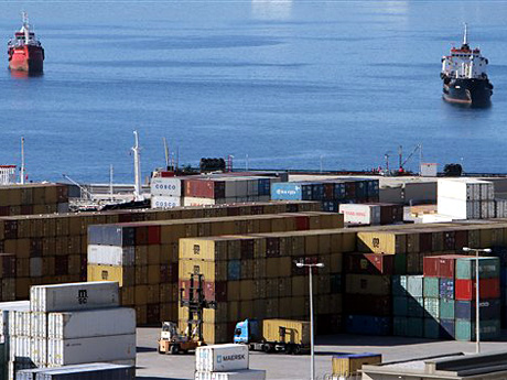 Im Hafen von Piräus stapeln sich die nicht abgefertigten Container.