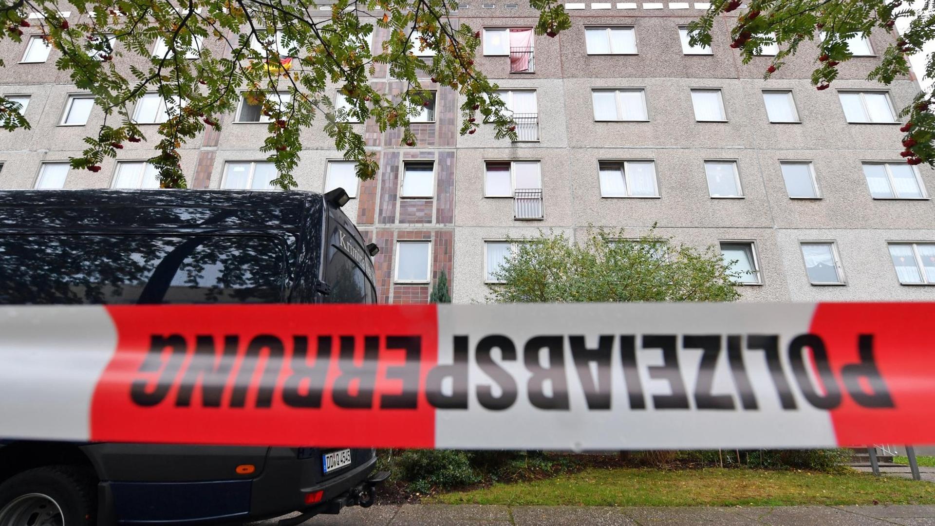 Ein Absperrband und ein Fahrzeug der Kriminaltechnik versperren den Zugang zu einem Haus im Stadtteil Paunsdorf in Leipzig. Dort wurde der bundesweit gesuchte Terrorverdächtige gefasst.