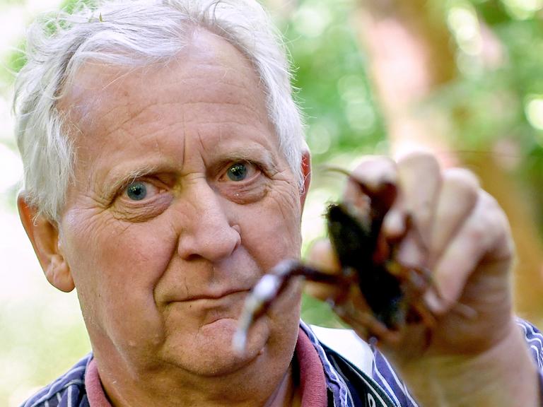 Klaus Hidde, Fischer, zeigt einen Amerikanischen Flusskrebs im Tiergarten. Um den Bestand der Krebse in den Gewässern im Tiergarten und im Britzer Garten zu verringern, hat nun ein Fischereibetrieb die Erlaubnis zum Fang der Tiere bekommen