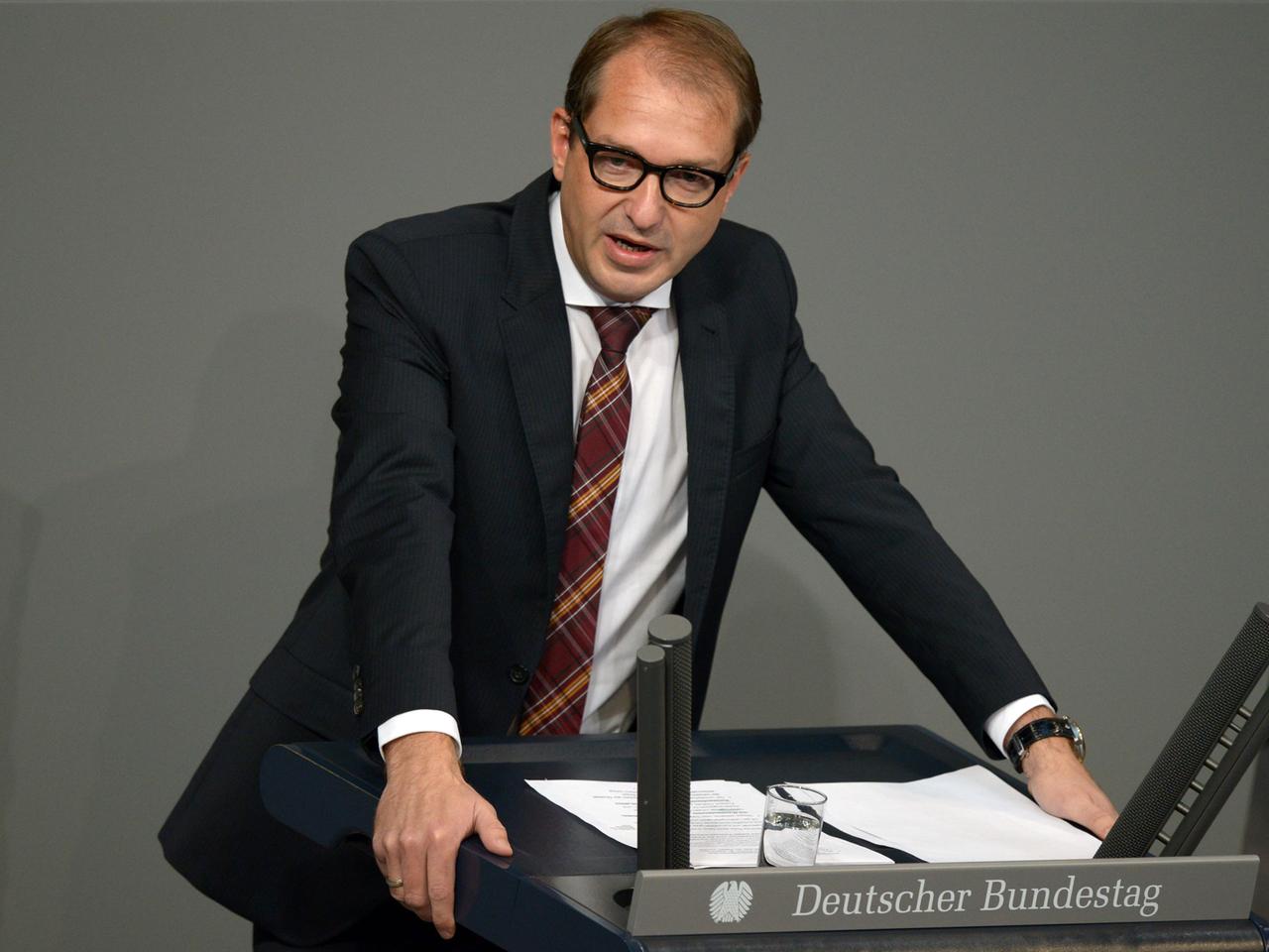Bundesverkehrsminister Alexander Dobrindt (CSU) spricht am 12.09.2014 im Plenarsaal des Bundestages in Berlin zu den Abgeordneten.