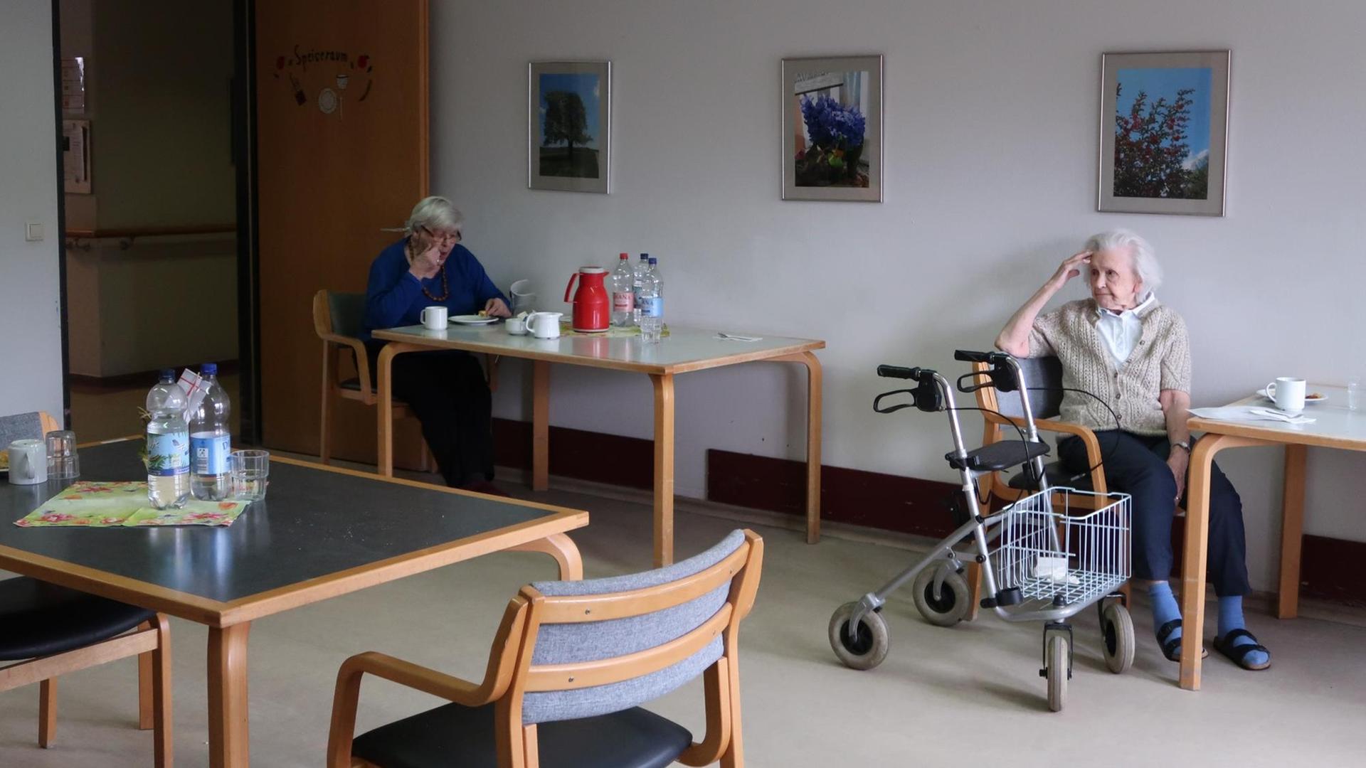 Weit auseinander gestellte Tische im Speisesaal.