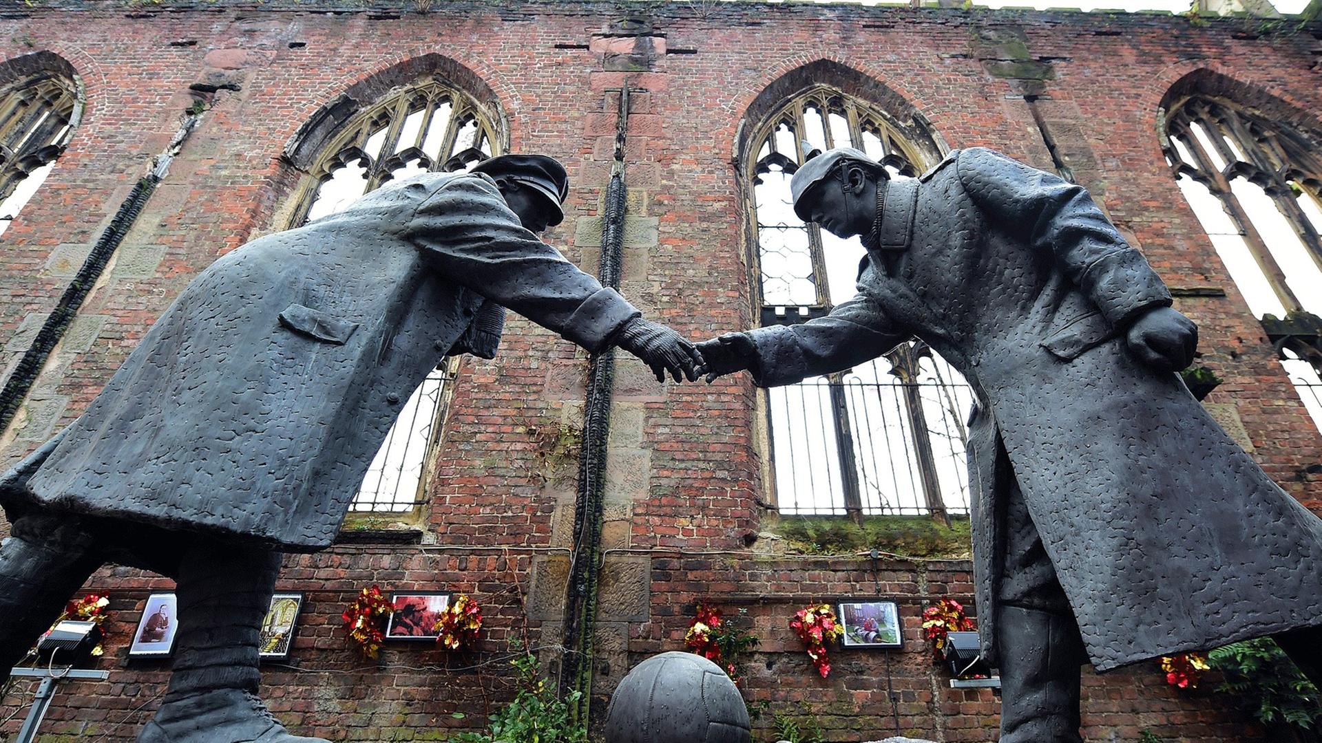 Ein Denkmal erinnert an den Weihnachtsfrieden 1914 und ein Fußballspiel, das damals zwischen deutschen und englischen Soldaten ausgetragen wurde.