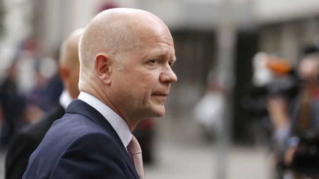 Der britische Außenminister William Hague spricht in Wien mit Journalisten.