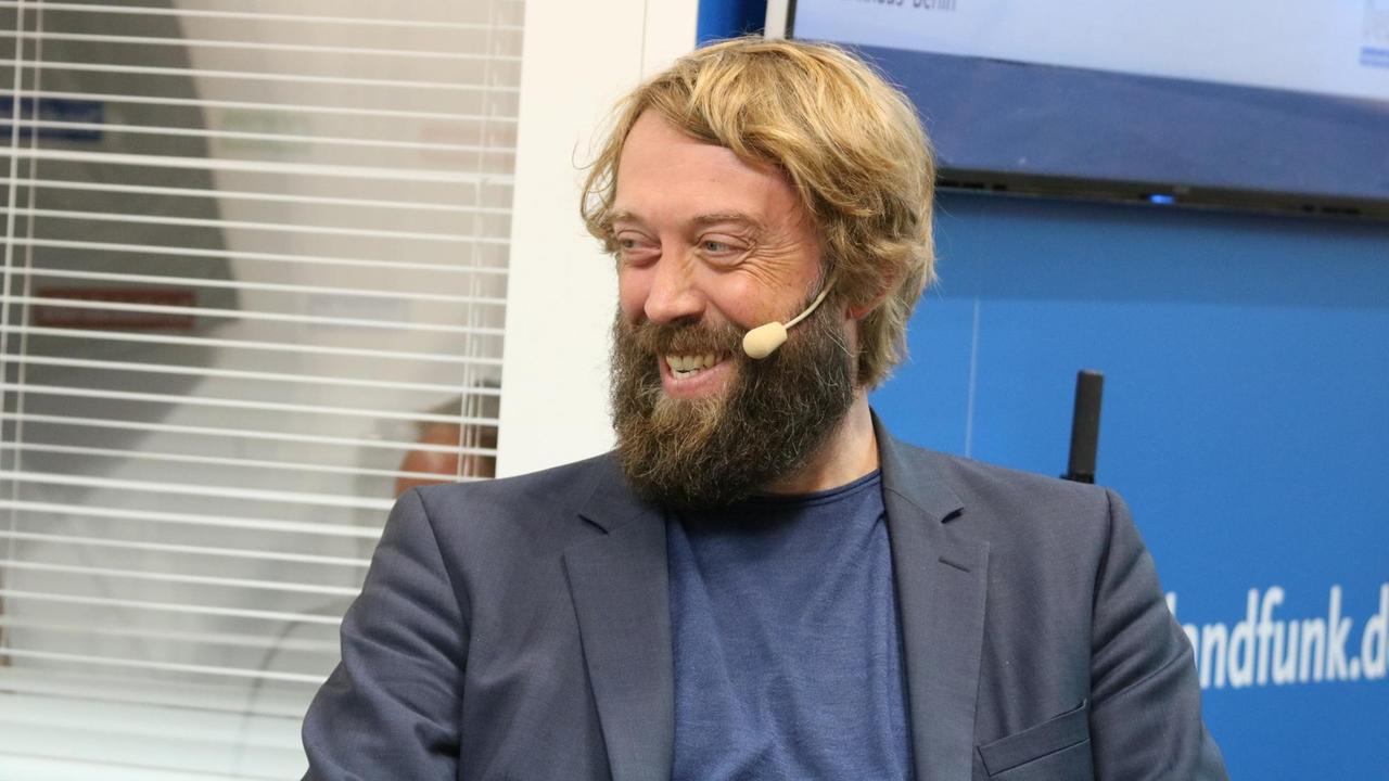 Journalist Knut Cordsen auf dem Podium des Deutschlandfunks auf der Frankfurter Buchmesse 2016.