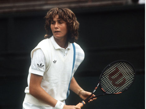 Die deutsche Tennisspielerin Claudia Kohde-Kilsch spielt 1985 beim Wimbledon-Turnier. Die deutsche Tennisspielerin Claudia Kohde-Kilsch spielt 1985 beim Wimbledon-Turnier.
