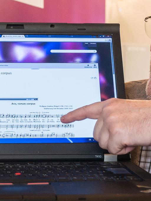 Gunter Dueck präsentiert in Alteglofsheim (Bayern) einen Laptop mit einer Internetseite von Musik-Wiki. "Freie Musiknoten für alle", fordert eine Gruppe von Informationswissenschaftlern aus Regensburg und will im Herbst mit einem Musik-Wiki nach Wikipedia-Vorbild online gehen.