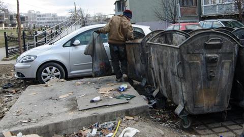 Ein Junge durchsucht den Müll im Zentrum von Pristina, der Hauptstadt des Kosovo.