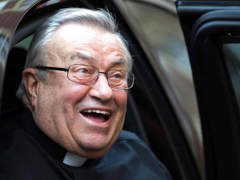 Kardinal Lehmann steigt lachend aus seinem Wagen.