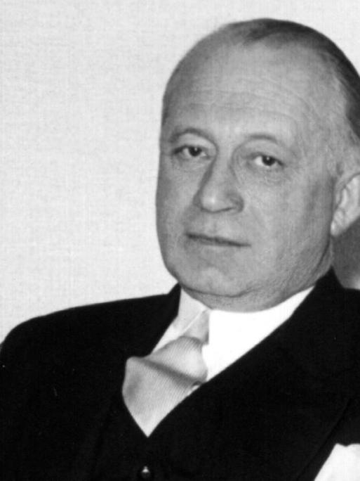 Der Jurist, Präsident des Bundesarbeitsgerichts (1954 - 1963) und Verfasser bedeutender Werke zum Verfassungs-, Zivil- sowie Wirtschaftsrecht, Hans Carl Nipperdey (undatiert). Er wurde am 21. Januar 1895 in Bad Berka geboren und ist am 21. November 1968 in Köln gestorben.