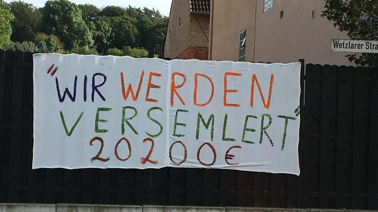  "Wir werden versemlert. 20.200 Euro". Das Plakat zielt auf den Wetzlarer Bürgermeister Harald Semler ab, der für die geplante Baumaßnahme verantwortlich ist 