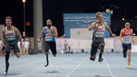 Johannes Floors geht vor den anderen Läufern über 100 m über die Ziellinie. Links im Bild der Drittplatzierte Felix Streng