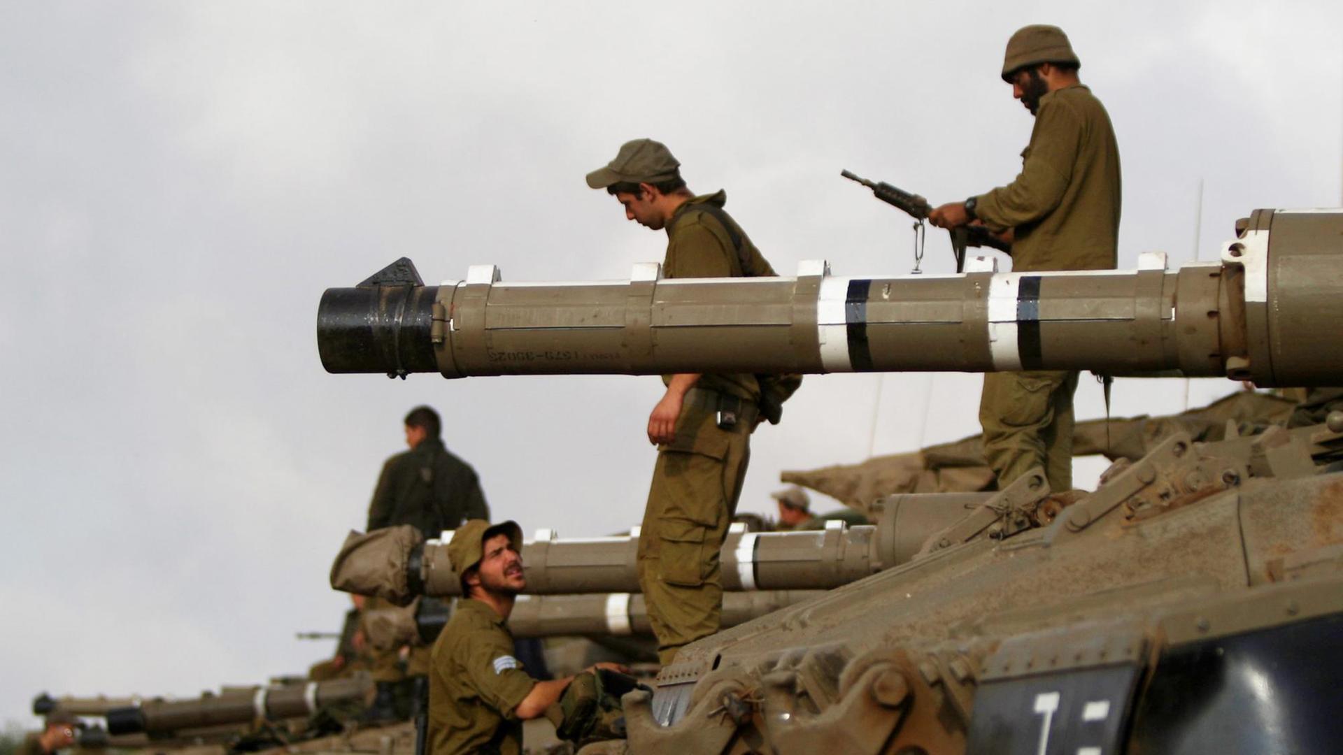 Israelische Truppe auf den Golanhöhen (29.04.2010)