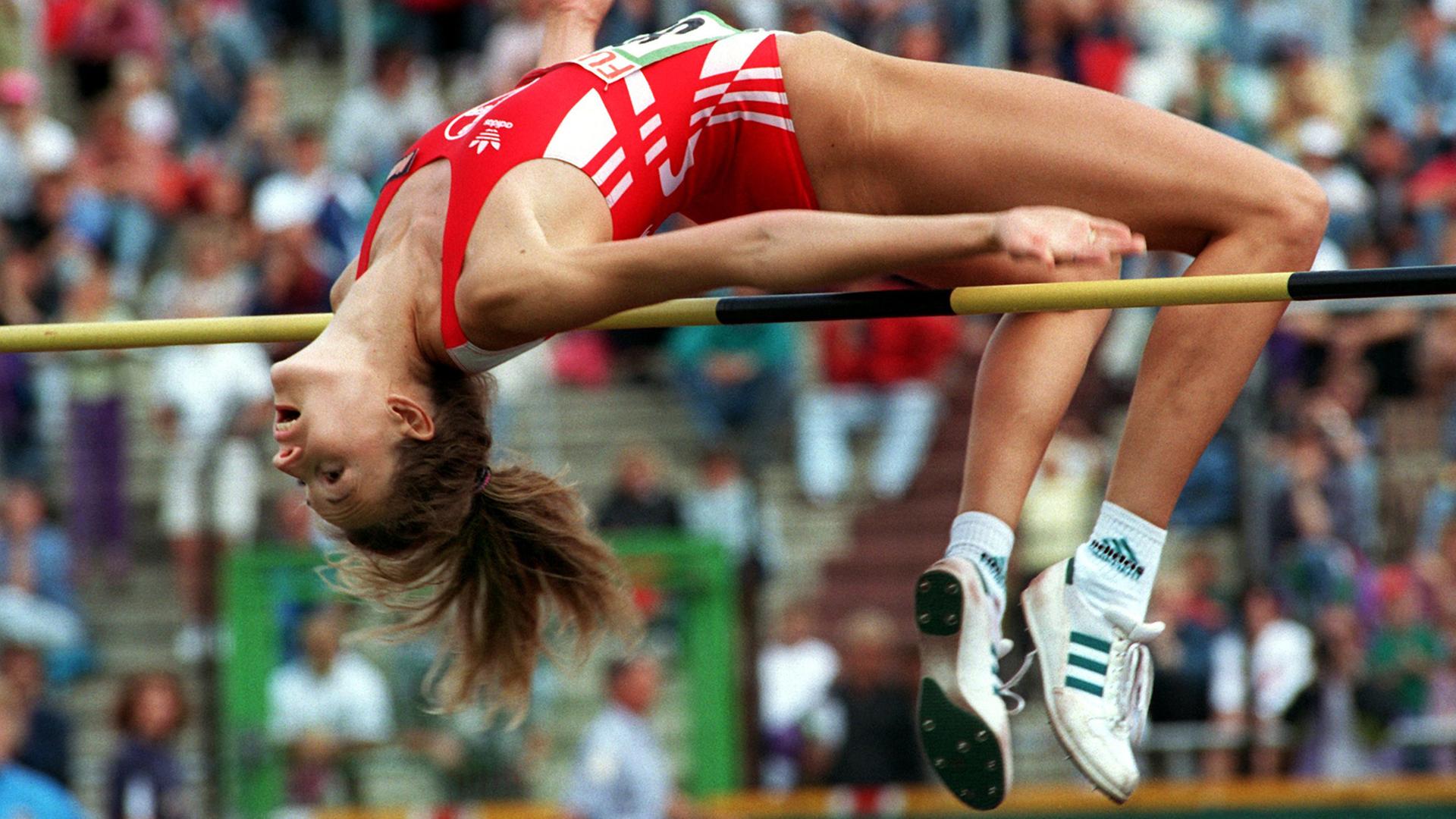 Hochsprung-Olympiasiegerin Heike Henkel bei den Deutschen Meisterschaften in Duisburg im Jahr 1993: Henkels damaliger Trainer Gerd Osenberg ist der Vater des heutigen Leichtathletik-Managers Marc Osenberg.