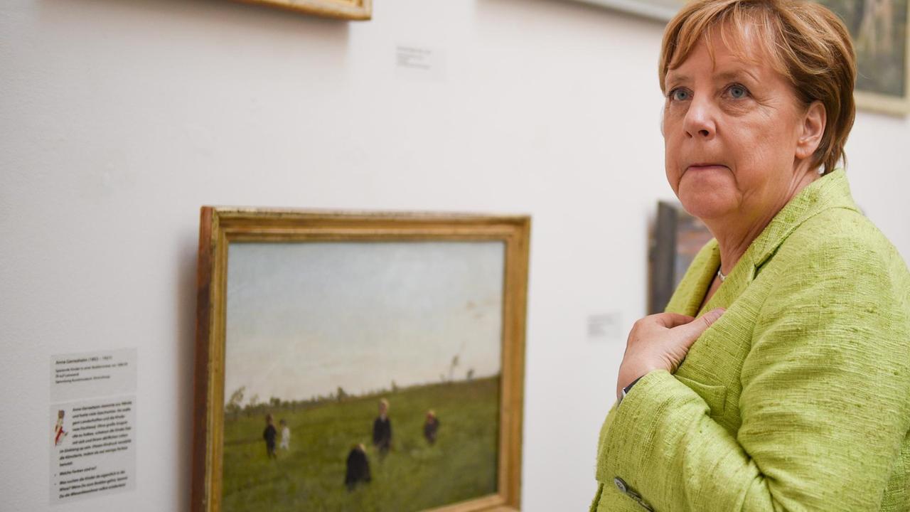 Bundeskanzlerin Angela Merkel betrachtet am 19.08.2017 in Ahrenshoop (Mecklenburg-Vorpommern) im Kunstmuseum einen Raum, in dem Exponate der Ausstellung "Ikemura und Nolde" hängen.