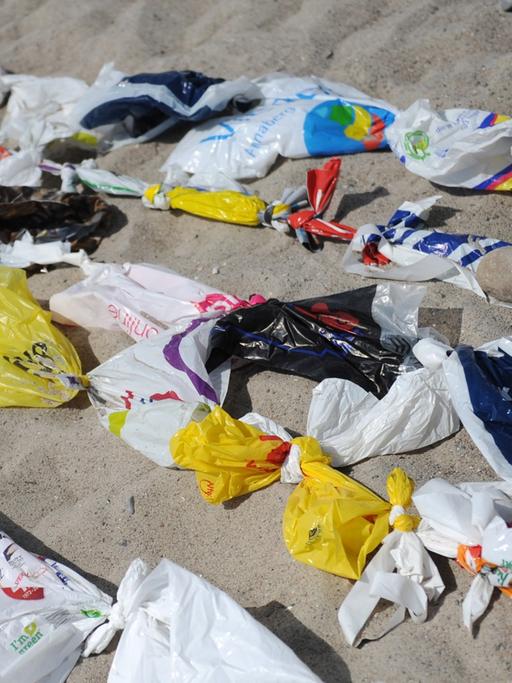 Mehr als 5000 gebrauchte Plastiktüten am Strand von Niendorf in Schleswig-Holstein, Aufnahme vom Juli 2013