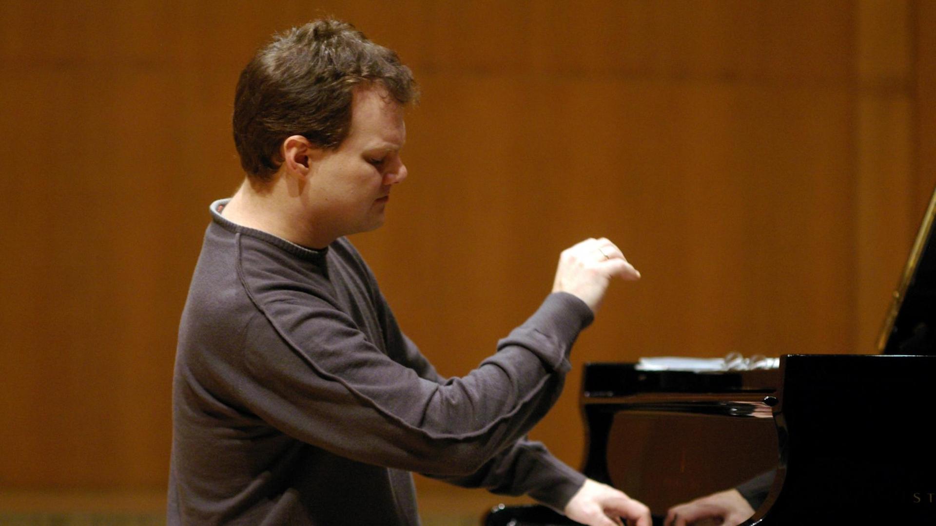 Der deutsche Pianist Lars Vogt spielt an einem Flügel in der Philharmonie in Köln