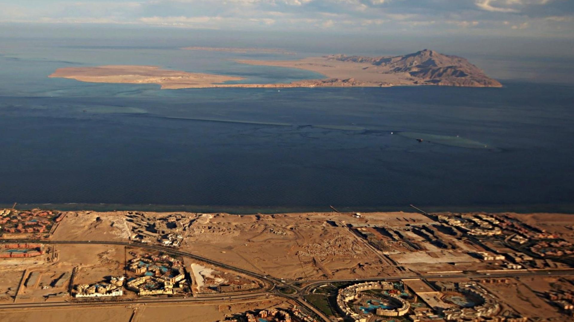 Die Aufnahme vom 14.01.2014, aus dem Fenster eines Flugzeuges aufgenommen, zeigt im Vordergrund die im Roten Meer liegende Insel Tiran und die dahinter liegende Insel Sanafir, zwischen dem ägyptischen Sinai und Saudi Arabien.