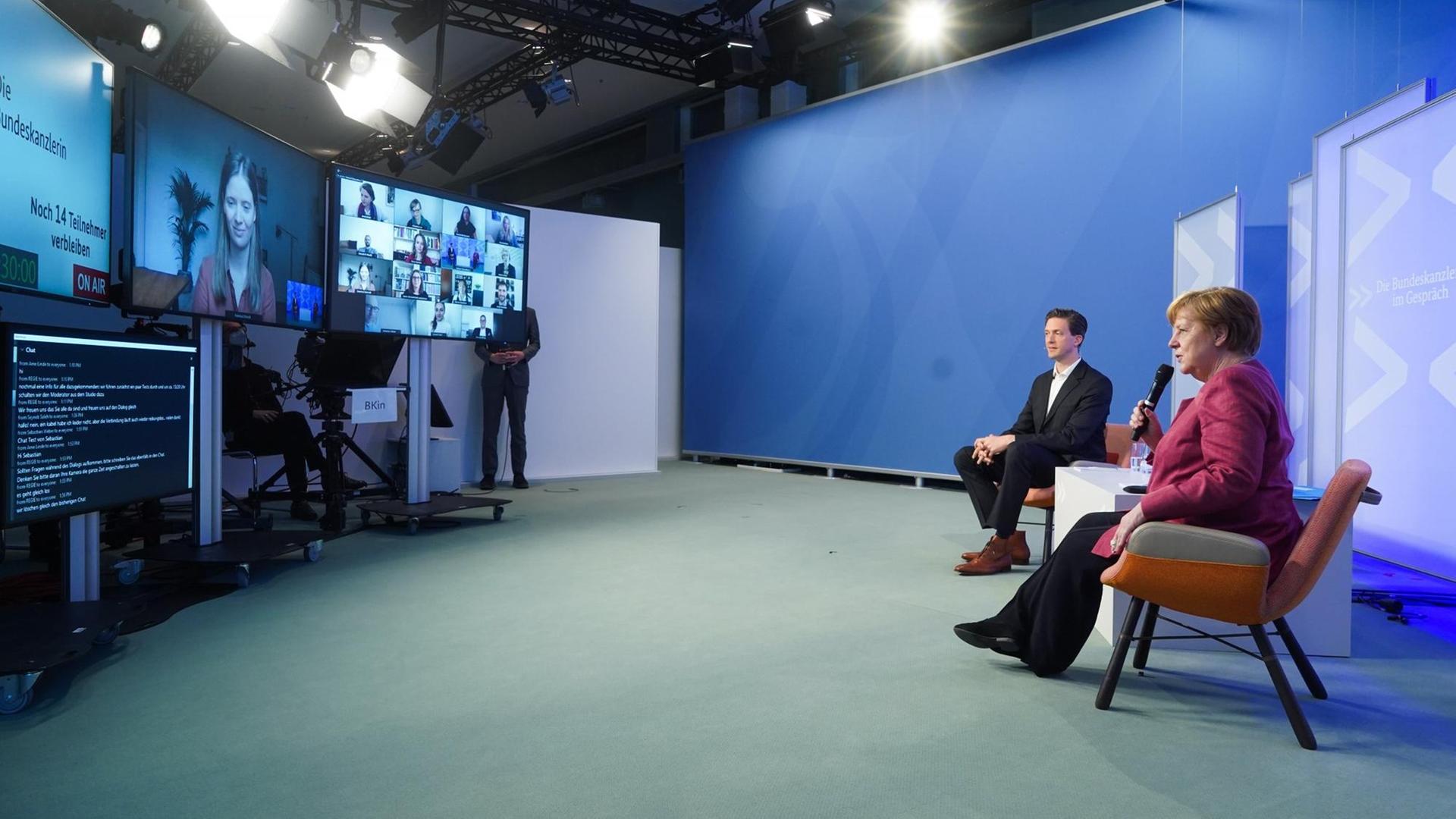 Bundeskanzlerin Angela Merkel (CDU) spricht neben dem Moderator bei der virtuellen Reihe «Die Bundeskanzlerin im Gespräch» mit Kunst- und Kulturschaffenden.