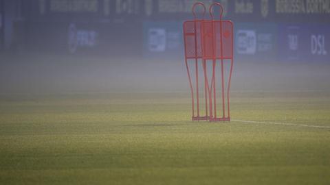 Das verwaiste Trainingsgelände von Borussia Dortmund liegt im Nebel.
