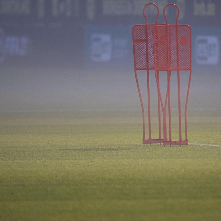 Das verwaiste Trainingsgelände von Borussia Dortmund liegt im Nebel.