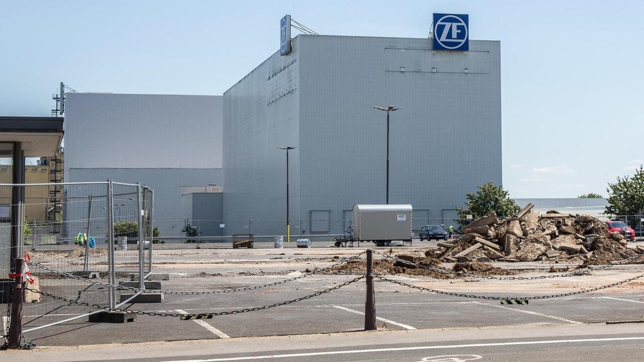 Verlassene Baustelle auf dem Parkplatz vor den ZF-Werken in Schweinfurt.
