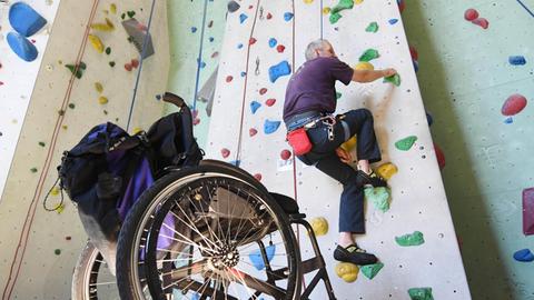 Der an Multiple Sklerose erkrankte und auf den Rollstuhl angewiesene Steffen Tillmans geht beim Deutschen Alpenverein (DAV) der Sektion Karlsruhe eine Kletterwand hoch.