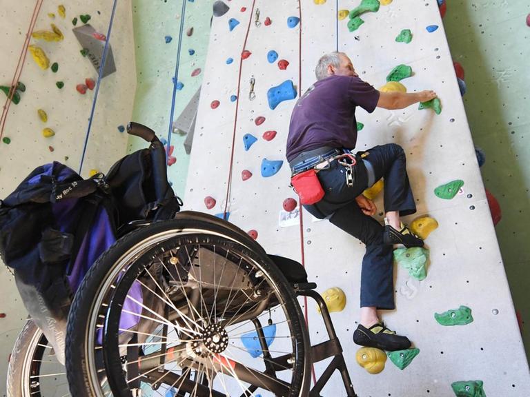 Der an Multiple Sklerose erkrankte und auf den Rollstuhl angewiesene Steffen Tillmans geht beim Deutschen Alpenverein (DAV) der Sektion Karlsruhe eine Kletterwand hoch.