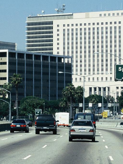Blick auf eine Hauptverkehrsstraße in Los Angeles, Kalifornien
