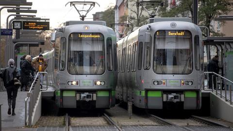 Zwei Stadtbahnen stehen an der Haltestelle Vahrenwalder Platz in Hannover.
