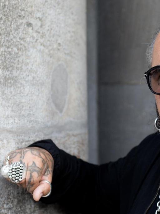 Berghain-Türsteher Sven Marquardt posiert am 05.08.2014 an der Volksbühne in Berlin.