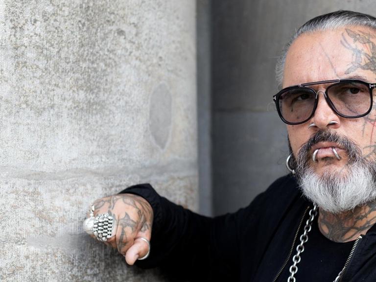 Berghain-Türsteher Sven Marquardt posiert am 05.08.2014 an der Volksbühne in Berlin.