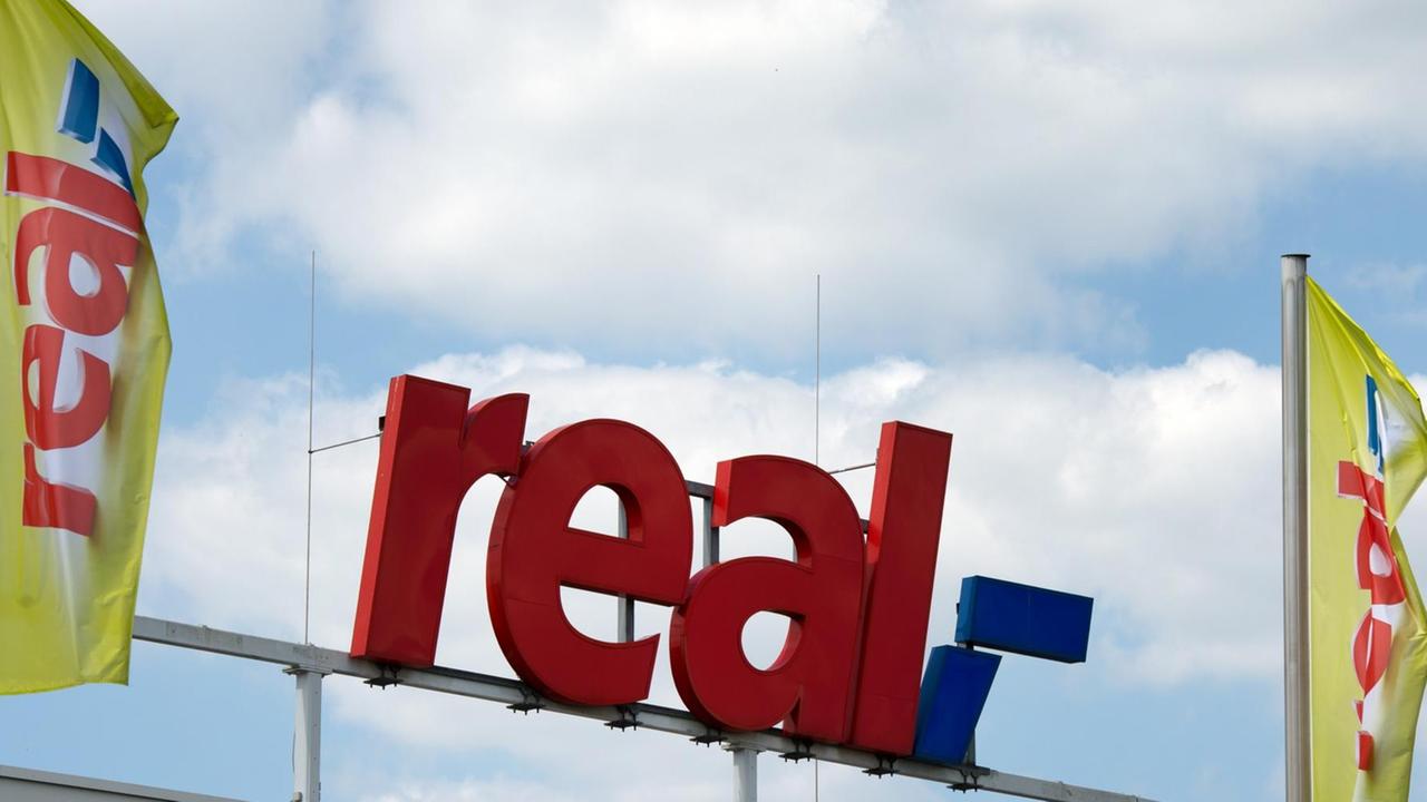 Auf dem Dach eines SB Warenhauses der Handelskette Real in Dresden wird für mit dem Logo "real,-" geworben.