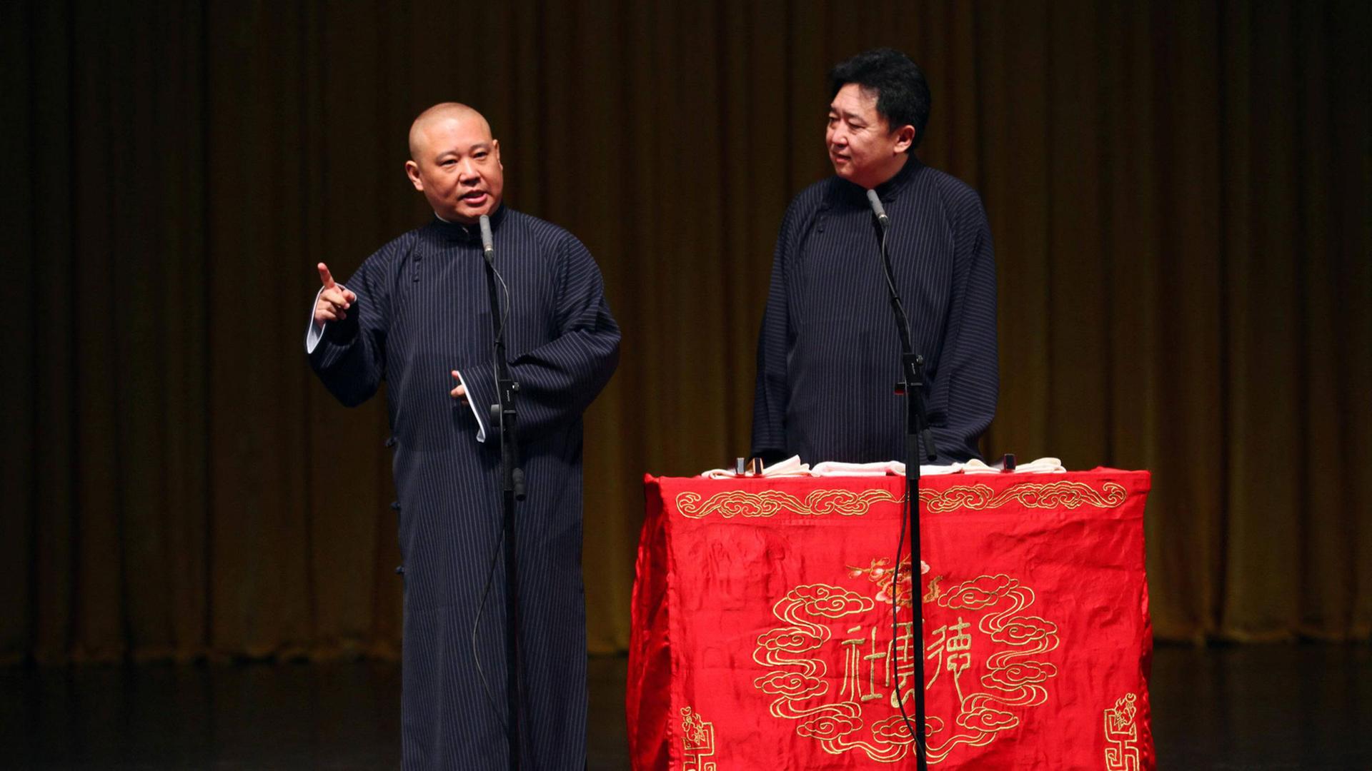 Guo Degang (links) und Yu Qian sind bekannte Cross-Talk-Comedian in China - auf der Bühne des Hainan Center for the Performing Arts in Haikou